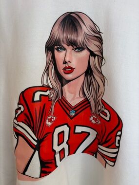 GILDAN WHITE CREWNECK RED GRAPHIC TAYLOR SWIFT IN CHIEFS JERSEY SWEATSHIRT XXL